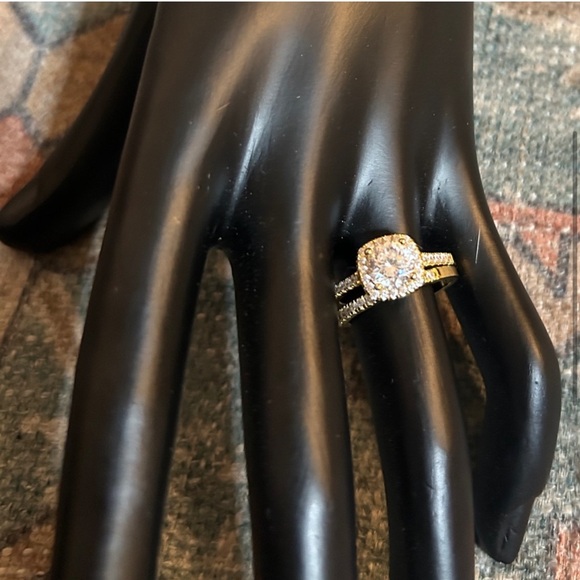 NIB MODERN GENTS Set of 2 Rings The Evermore Gold Wedding/ Engagement Set - Sz 7 - Picture 5 of 13